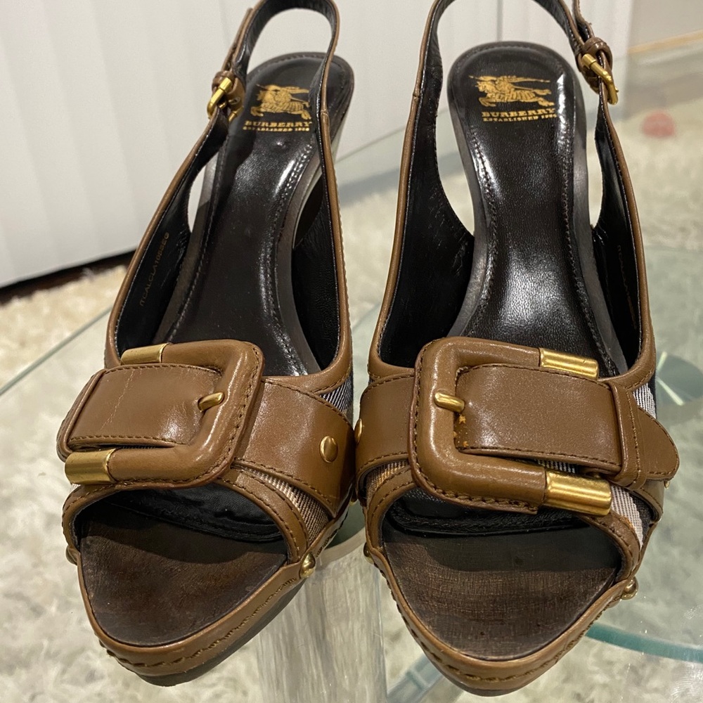 VINTAGE BURBERRY BROWN HEELS!